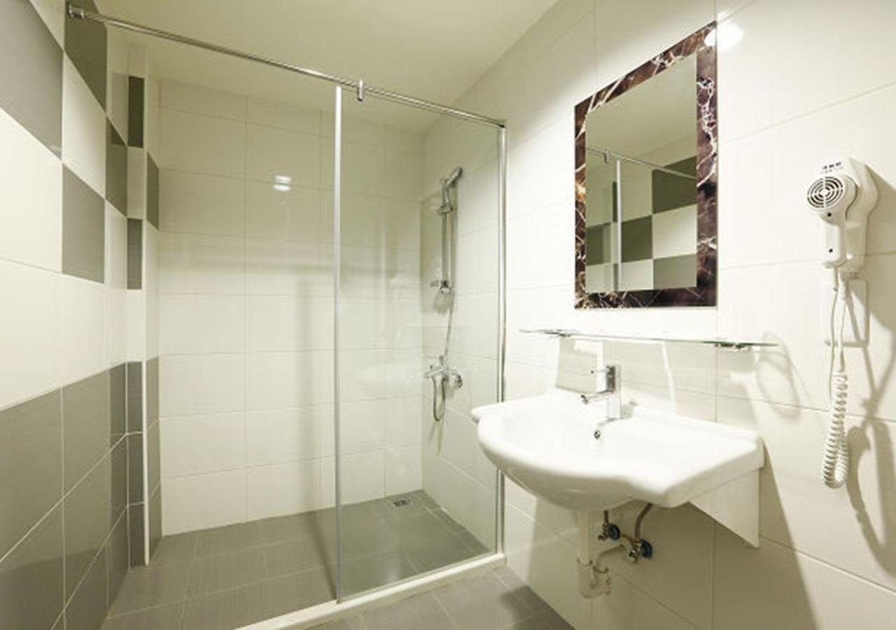 Hua Xiang Motel - Arena Kaohsiung Extérieur photo