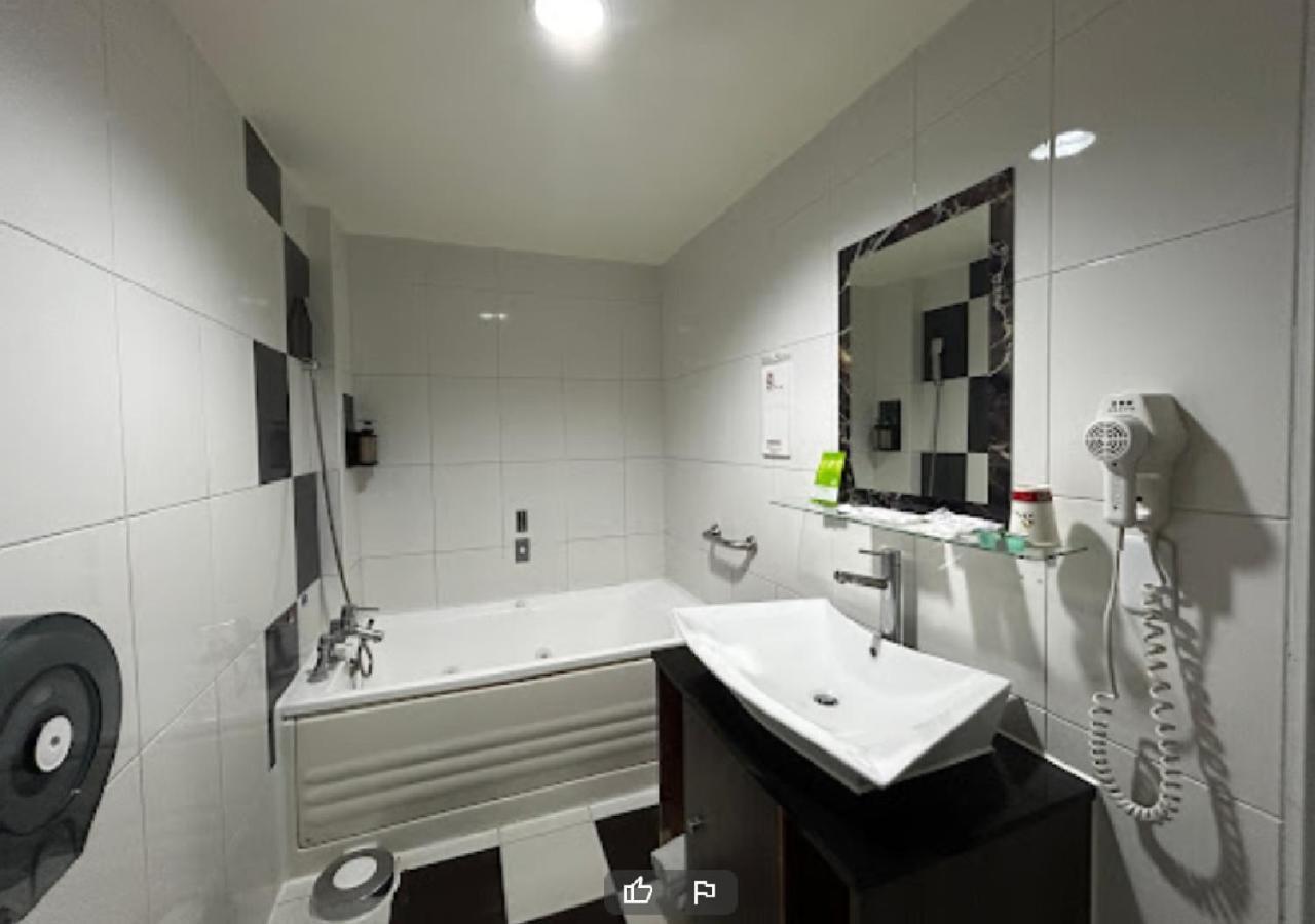Hua Xiang Motel - Arena Kaohsiung Extérieur photo